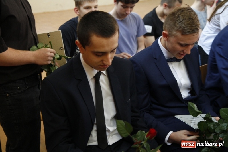 Zdjęcie w galerii na portalu naszraciborz.pl: Sportowcy i mundurowi gotowi do matury. Pożegnanie absolwentów ZSOMS  wiadomości z regionu