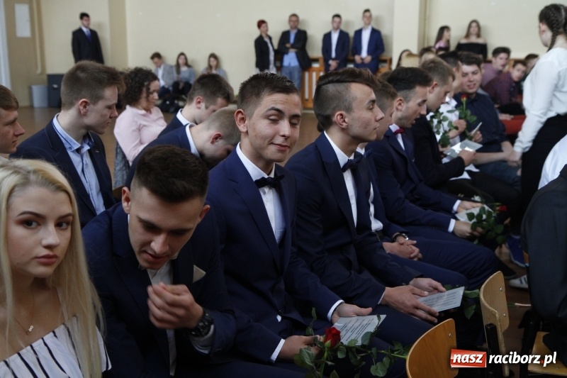 Zdjęcie w galerii na portalu naszraciborz.pl: Sportowcy i mundurowi gotowi do matury. Pożegnanie absolwentów ZSOMS  wiadomości z regionu