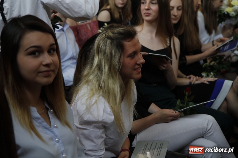 Zdjęcie w galerii na portalu naszraciborz.pl: Sportowcy i mundurowi gotowi do matury. Pożegnanie absolwentów ZSOMS  wiadomości z regionu