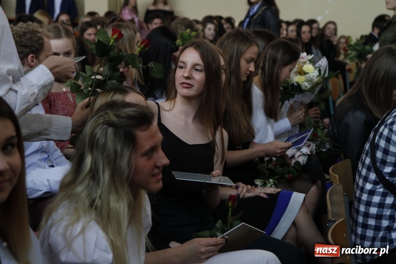 Zdjęcie w galerii na portalu naszraciborz.pl: Sportowcy i mundurowi gotowi do matury. Pożegnanie absolwentów ZSOMS  wiadomości z regionu