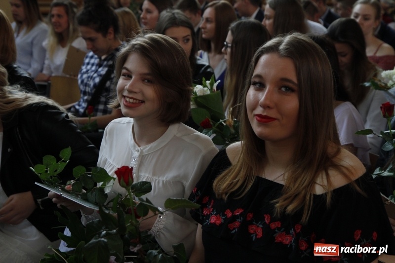 Zdjęcie w galerii na portalu naszraciborz.pl: Sportowcy i mundurowi gotowi do matury. Pożegnanie absolwentów ZSOMS  wiadomości z regionu