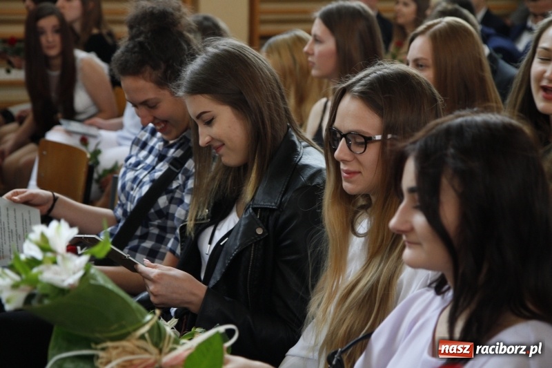 Zdjęcie w galerii na portalu naszraciborz.pl: Sportowcy i mundurowi gotowi do matury. Pożegnanie absolwentów ZSOMS  wiadomości z regionu