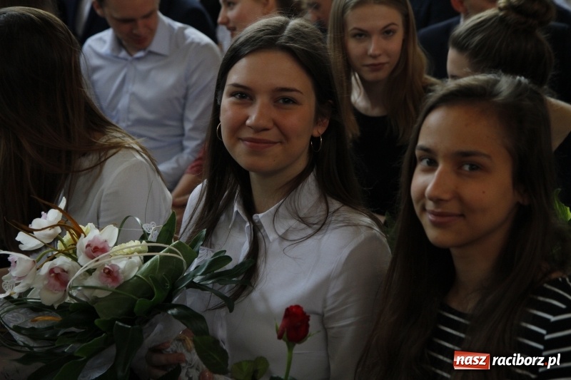 Zdjęcie w galerii na portalu naszraciborz.pl: Sportowcy i mundurowi gotowi do matury. Pożegnanie absolwentów ZSOMS  wiadomości z regionu