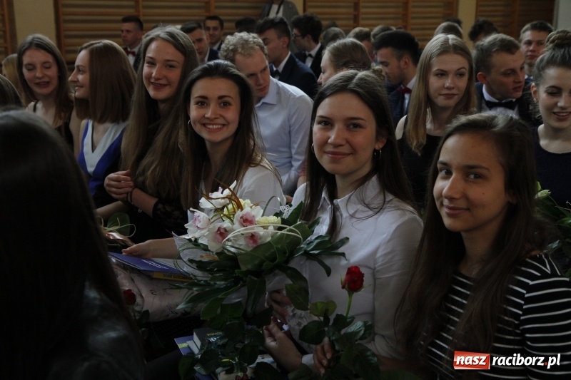Zdjęcie w galerii na portalu naszraciborz.pl: Sportowcy i mundurowi gotowi do matury. Pożegnanie absolwentów ZSOMS  wiadomości z regionu