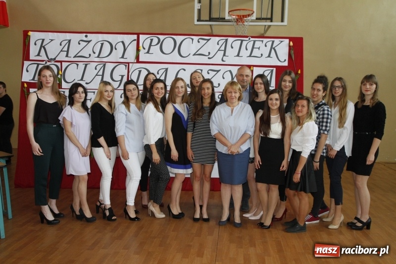 Zdjęcie w galerii na portalu naszraciborz.pl: Sportowcy i mundurowi gotowi do matury. Pożegnanie absolwentów ZSOMS  wiadomości z regionu