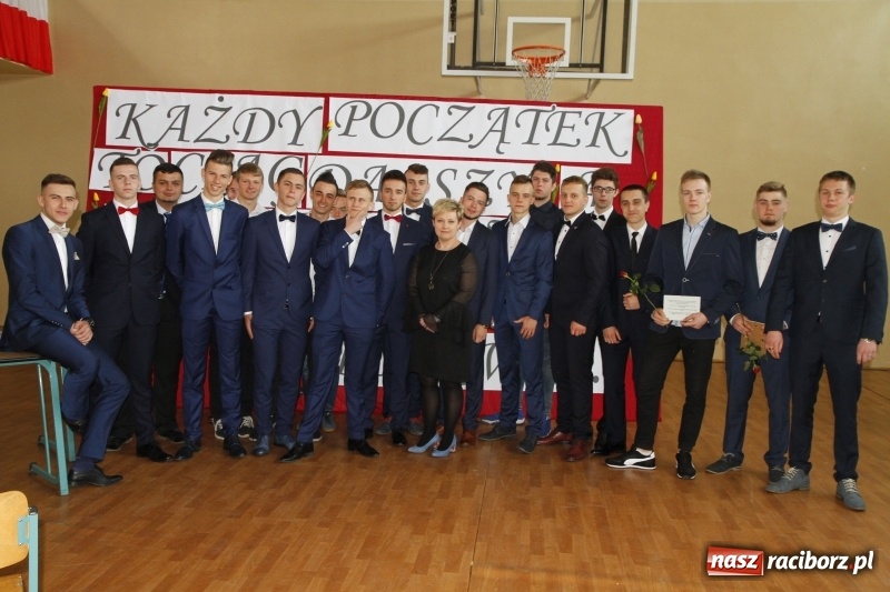 Zdjęcie w galerii na portalu naszraciborz.pl: Sportowcy i mundurowi gotowi do matury. Pożegnanie absolwentów ZSOMS  wiadomości z regionu