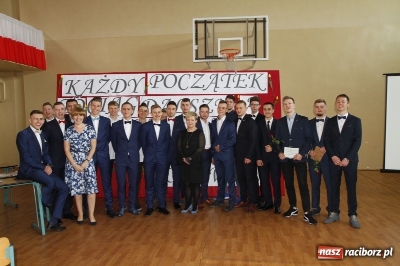 Zdjęcie w galerii na portalu naszraciborz.pl: Sportowcy i mundurowi gotowi do matury. Pożegnanie absolwentów ZSOMS  wiadomości z regionu