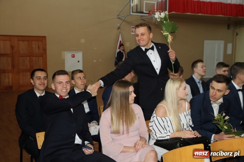 Zdjęcie w galerii na portalu naszraciborz.pl: Sportowcy i mundurowi gotowi do matury. Pożegnanie absolwentów ZSOMS  wiadomości z regionu