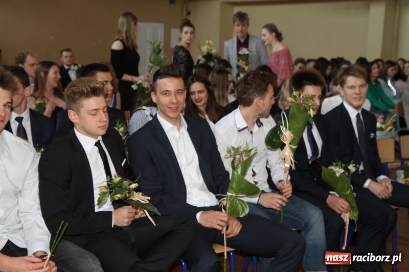 Zdjęcie w galerii na portalu naszraciborz.pl: Sportowcy i mundurowi gotowi do matury. Pożegnanie absolwentów ZSOMS  wiadomości z regionu