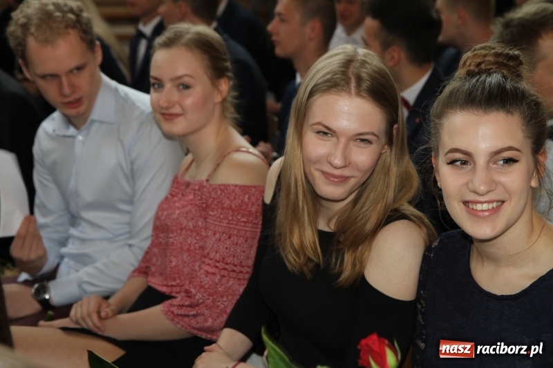 Zdjęcie w galerii na portalu naszraciborz.pl: Sportowcy i mundurowi gotowi do matury. Pożegnanie absolwentów ZSOMS  wiadomości z regionu