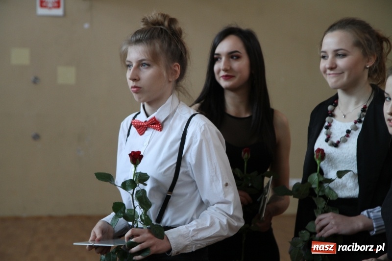 Zdjęcie w galerii na portalu naszraciborz.pl: Sportowcy i mundurowi gotowi do matury. Pożegnanie absolwentów ZSOMS  wiadomości z regionu