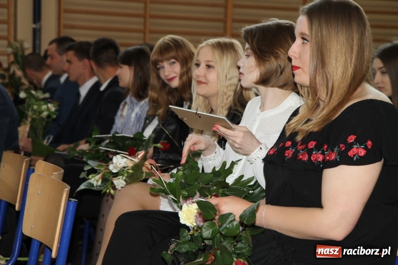 Zdjęcie w galerii na portalu naszraciborz.pl: Sportowcy i mundurowi gotowi do matury. Pożegnanie absolwentów ZSOMS  wiadomości z regionu