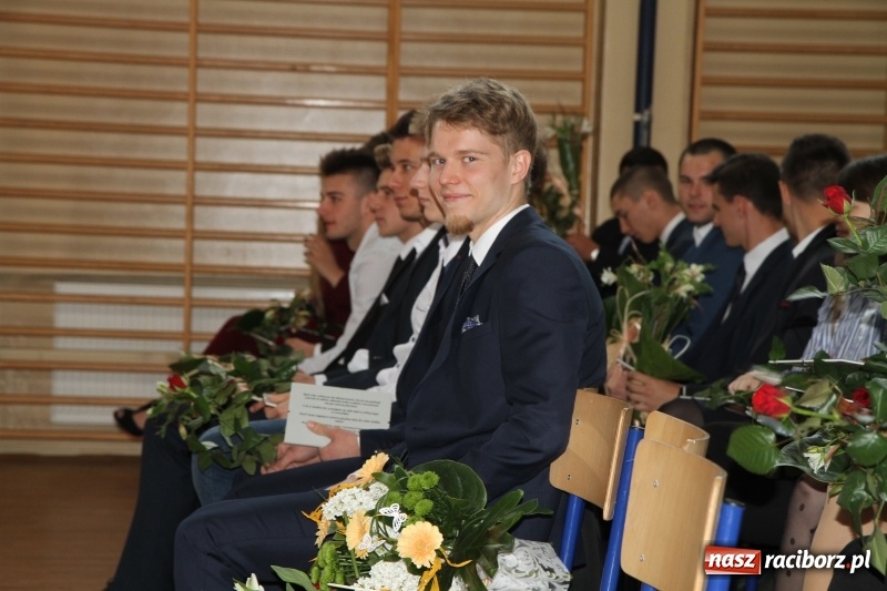 Zdjęcie w galerii na portalu naszraciborz.pl: Sportowcy i mundurowi gotowi do matury. Pożegnanie absolwentów ZSOMS  wiadomości z regionu