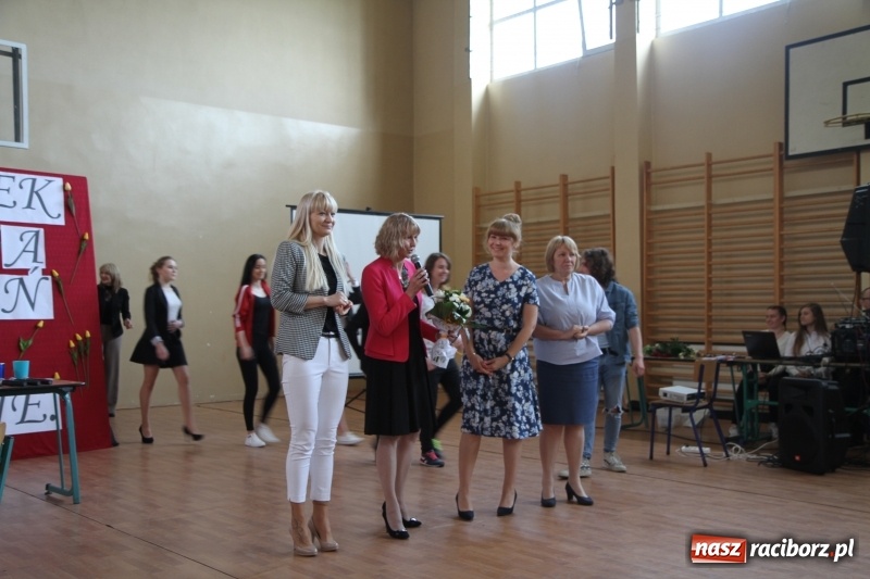 Zdjęcie w galerii na portalu naszraciborz.pl: Sportowcy i mundurowi gotowi do matury. Pożegnanie absolwentów ZSOMS  wiadomości z regionu