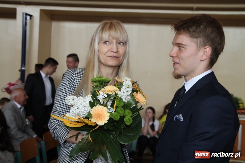 Zdjęcie w galerii na portalu naszraciborz.pl: Sportowcy i mundurowi gotowi do matury. Pożegnanie absolwentów ZSOMS  wiadomości z regionu