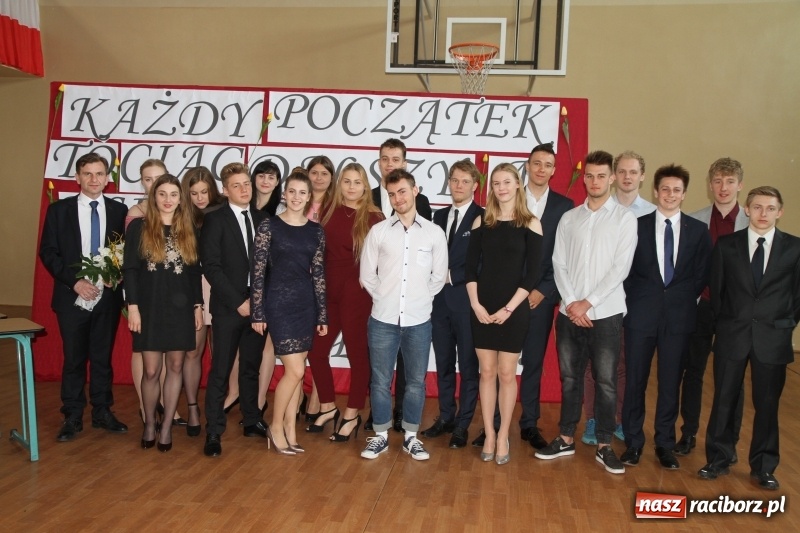 Zdjęcie w galerii na portalu naszraciborz.pl: Sportowcy i mundurowi gotowi do matury. Pożegnanie absolwentów ZSOMS  wiadomości z regionu