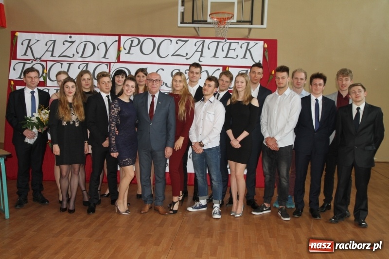 Zdjęcie w galerii na portalu naszraciborz.pl: Sportowcy i mundurowi gotowi do matury. Pożegnanie absolwentów ZSOMS  wiadomości z regionu