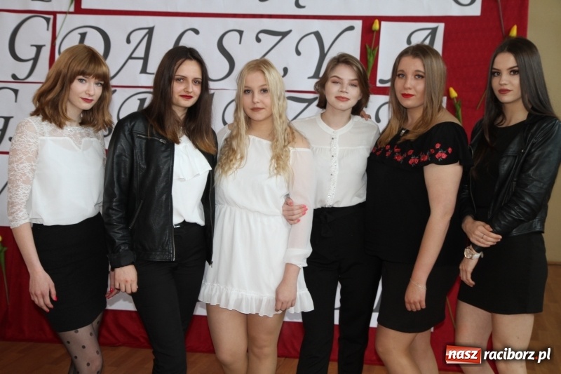 Zdjęcie w galerii na portalu naszraciborz.pl: Sportowcy i mundurowi gotowi do matury. Pożegnanie absolwentów ZSOMS  wiadomości z regionu