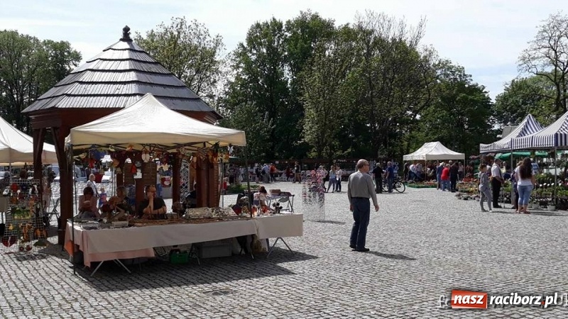 Zdjęcie w galerii na portalu naszraciborz.pl: Na zamku ruszył IV Jarmark Kwiatów  wiadomości z regionu