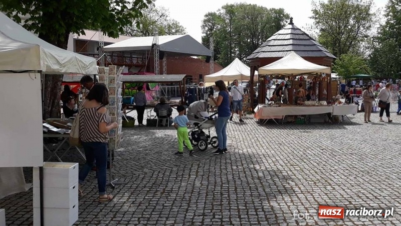 Zdjęcie w galerii na portalu naszraciborz.pl: Na zamku ruszył IV Jarmark Kwiatów  wiadomości z regionu