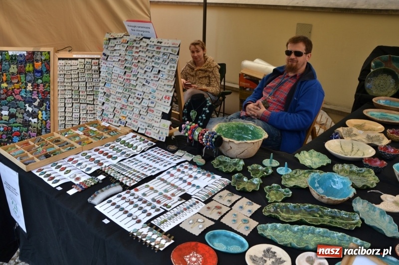 Zdjęcie w galerii na portalu naszraciborz.pl: Kwiaty, jadło, rękodzieło, folklor i statua wolności, czyli zamkowy jarmark różności  wiadomości z regionu