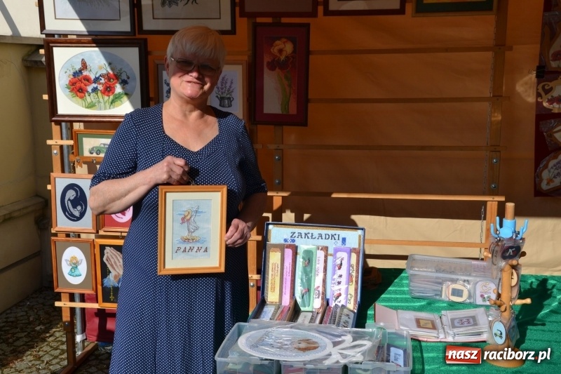 Zdjęcie w galerii na portalu naszraciborz.pl: Kwiaty, jadło, rękodzieło, folklor i statua wolności, czyli zamkowy jarmark różności  wiadomości z regionu