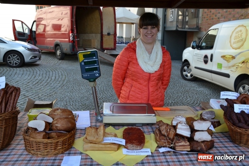 Zdjęcie w galerii na portalu naszraciborz.pl: Kwiaty, jadło, rękodzieło, folklor i statua wolności, czyli zamkowy jarmark różności  wiadomości z regionu