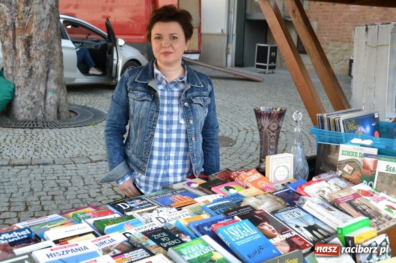 Zdjęcie w galerii na portalu naszraciborz.pl: Kwiaty, jadło, rękodzieło, folklor i statua wolności, czyli zamkowy jarmark różności  wiadomości z regionu