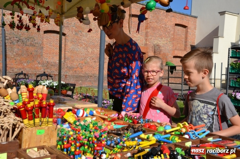 Zdjęcie w galerii na portalu naszraciborz.pl: Kwiaty, jadło, rękodzieło, folklor i statua wolności, czyli zamkowy jarmark różności  wiadomości z regionu