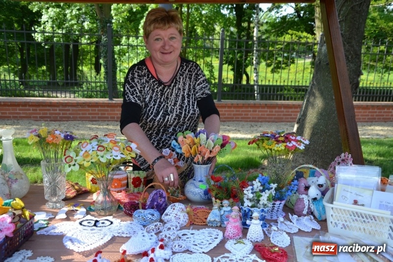 Zdjęcie w galerii na portalu naszraciborz.pl: Kwiaty, jadło, rękodzieło, folklor i statua wolności, czyli zamkowy jarmark różności  wiadomości z regionu