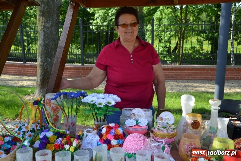 Zdjęcie w galerii na portalu naszraciborz.pl: Kwiaty, jadło, rękodzieło, folklor i statua wolności, czyli zamkowy jarmark różności  wiadomości z regionu