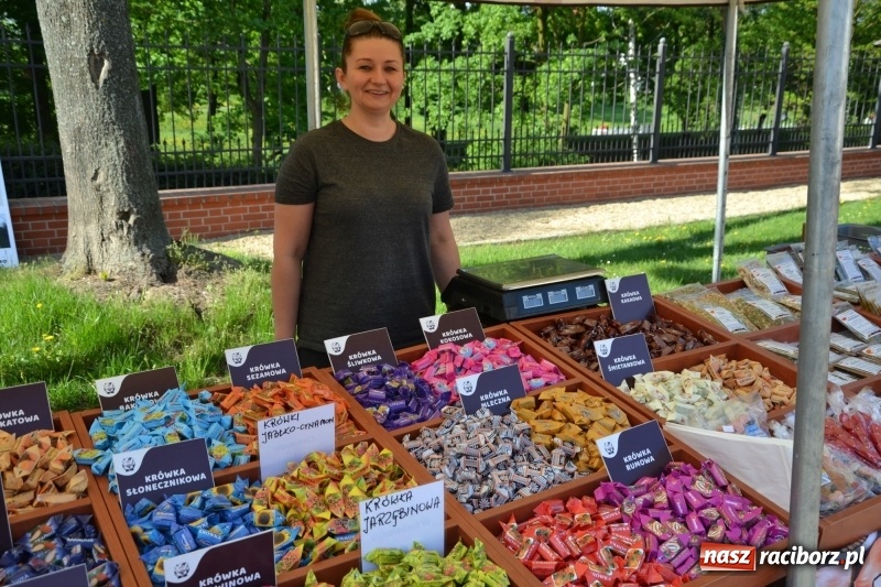 Zdjęcie w galerii na portalu naszraciborz.pl: Kwiaty, jadło, rękodzieło, folklor i statua wolności, czyli zamkowy jarmark różności  wiadomości z regionu