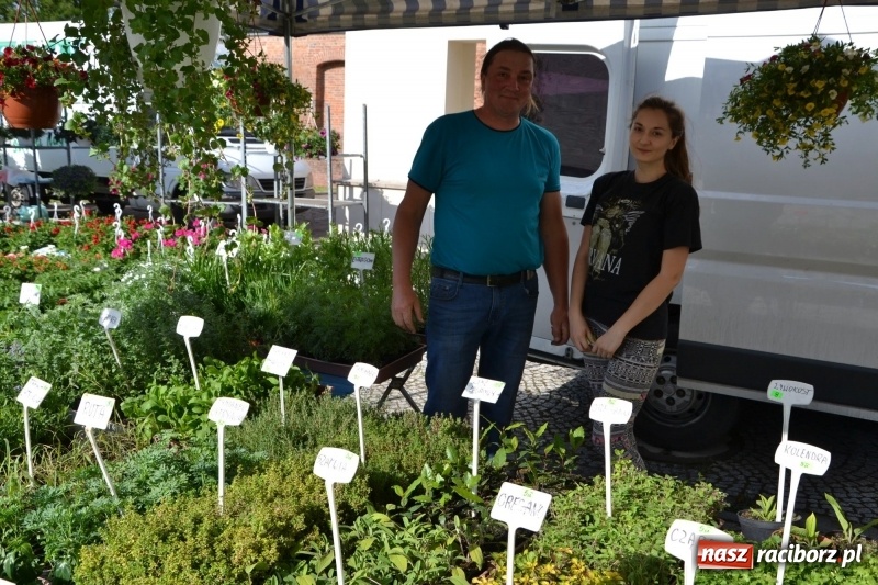 Zdjęcie w galerii na portalu naszraciborz.pl: Kwiaty, jadło, rękodzieło, folklor i statua wolności, czyli zamkowy jarmark różności  wiadomości z regionu