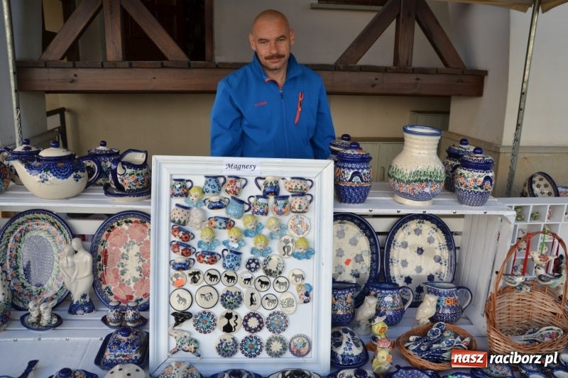 Zdjęcie w galerii na portalu naszraciborz.pl: Kwiaty, jadło, rękodzieło, folklor i statua wolności, czyli zamkowy jarmark różności  wiadomości z regionu