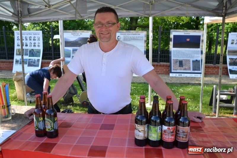 Zdjęcie w galerii na portalu naszraciborz.pl: Kwiaty, jadło, rękodzieło, folklor i statua wolności, czyli zamkowy jarmark różności  wiadomości z regionu