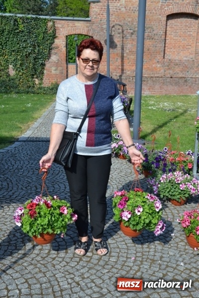 Zdjęcie w galerii na portalu naszraciborz.pl: Kwiaty, jadło, rękodzieło, folklor i statua wolności, czyli zamkowy jarmark różności  wiadomości z regionu