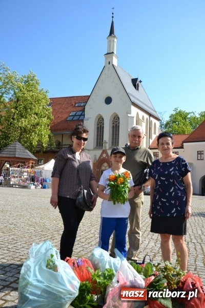 Zdjęcie w galerii na portalu naszraciborz.pl: Kwiaty, jadło, rękodzieło, folklor i statua wolności, czyli zamkowy jarmark różności  wiadomości z regionu