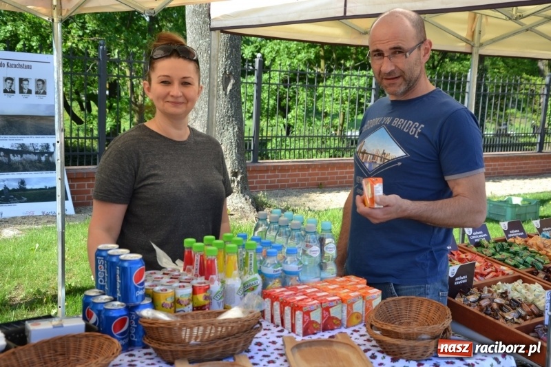Zdjęcie w galerii na portalu naszraciborz.pl: Kwiaty, jadło, rękodzieło, folklor i statua wolności, czyli zamkowy jarmark różności  wiadomości z regionu