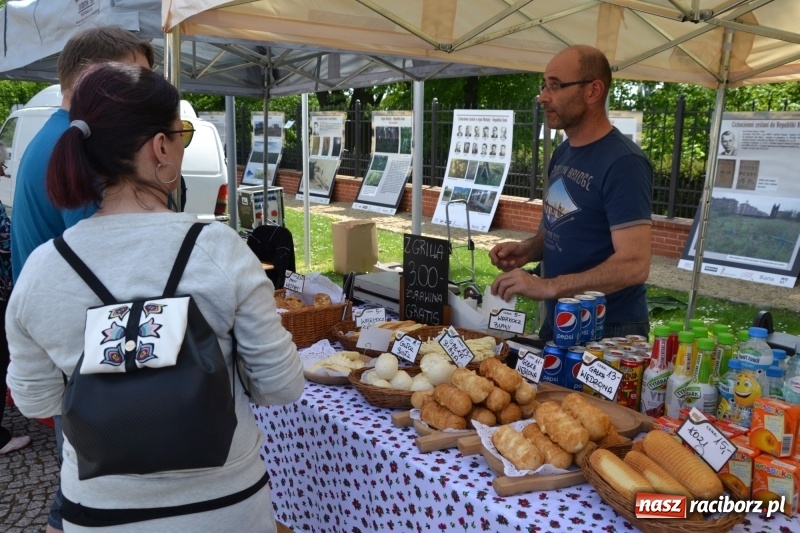 Zdjęcie w galerii na portalu naszraciborz.pl: Kwiaty, jadło, rękodzieło, folklor i statua wolności, czyli zamkowy jarmark różności  wiadomości z regionu