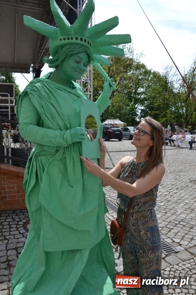 Zdjęcie w galerii na portalu naszraciborz.pl: Kwiaty, jadło, rękodzieło, folklor i statua wolności, czyli zamkowy jarmark różności  wiadomości z regionu