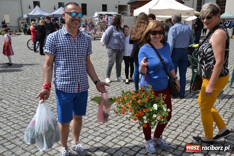Zdjęcie w galerii na portalu naszraciborz.pl: Kwiaty, jadło, rękodzieło, folklor i statua wolności, czyli zamkowy jarmark różności  wiadomości z regionu