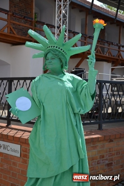 Zdjęcie w galerii na portalu naszraciborz.pl: Kwiaty, jadło, rękodzieło, folklor i statua wolności, czyli zamkowy jarmark różności  wiadomości z regionu