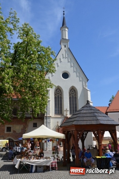 Zdjęcie w galerii na portalu naszraciborz.pl: Kwiaty, jadło, rękodzieło, folklor i statua wolności, czyli zamkowy jarmark różności  wiadomości z regionu
