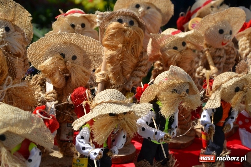 Zdjęcie w galerii na portalu naszraciborz.pl: Kwiaty, jadło, rękodzieło, folklor i statua wolności, czyli zamkowy jarmark różności  wiadomości z regionu