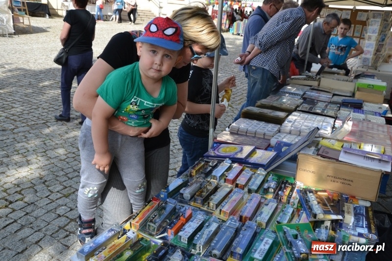 Zdjęcie w galerii na portalu naszraciborz.pl: Kwiaty, jadło, rękodzieło, folklor i statua wolności, czyli zamkowy jarmark różności  wiadomości z regionu