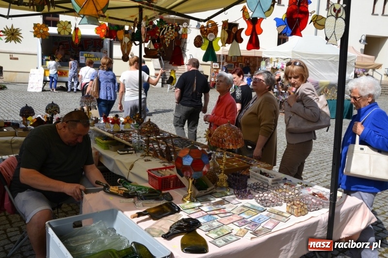Zdjęcie w galerii na portalu naszraciborz.pl: Kwiaty, jadło, rękodzieło, folklor i statua wolności, czyli zamkowy jarmark różności  wiadomości z regionu