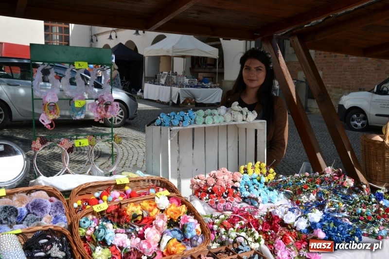 Zdjęcie w galerii na portalu naszraciborz.pl: Kwiaty, jadło, rękodzieło, folklor i statua wolności, czyli zamkowy jarmark różności  wiadomości z regionu
