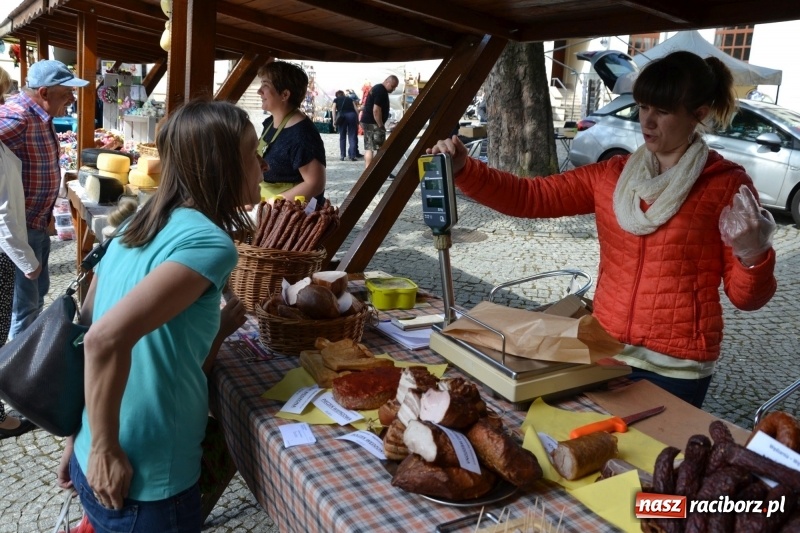 Zdjęcie w galerii na portalu naszraciborz.pl: Kwiaty, jadło, rękodzieło, folklor i statua wolności, czyli zamkowy jarmark różności  wiadomości z regionu