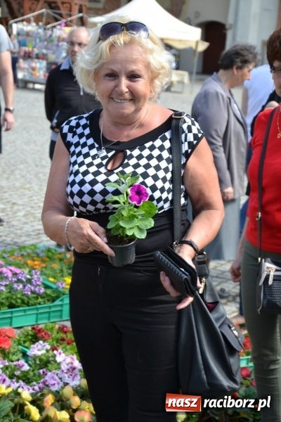 Zdjęcie w galerii na portalu naszraciborz.pl: Kwiaty, jadło, rękodzieło, folklor i statua wolności, czyli zamkowy jarmark różności  wiadomości z regionu