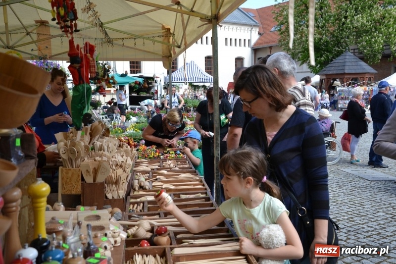 Zdjęcie w galerii na portalu naszraciborz.pl: Kwiaty, jadło, rękodzieło, folklor i statua wolności, czyli zamkowy jarmark różności  wiadomości z regionu